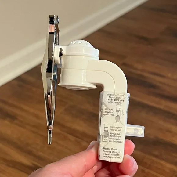 Bath & Body Works Reindeer Wallflowers Plug (new with tags) - Picture 3 of 6